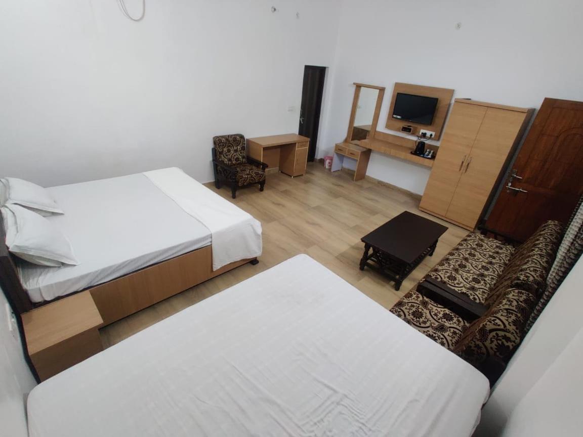 Jp International Naimisharanya Hotel Kültér fotó