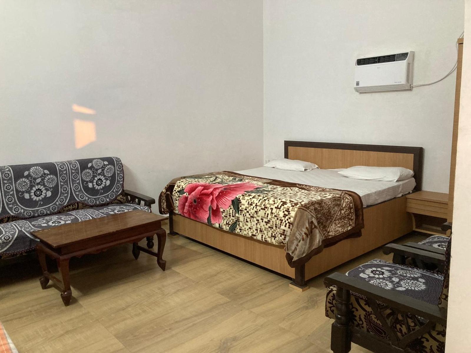 Jp International Naimisharanya Hotel Kültér fotó