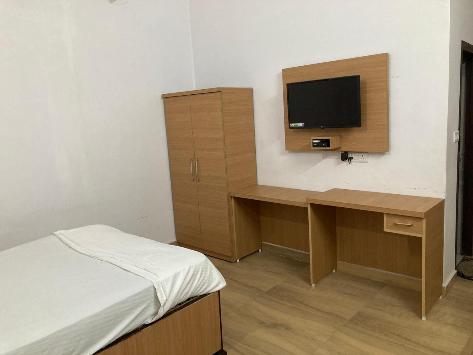 Jp International Naimisharanya Hotel Szoba fotó